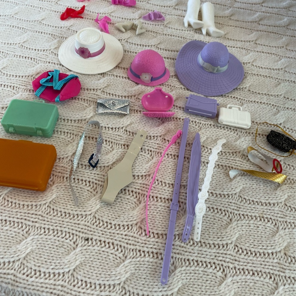 VTG 1980s Barbie accessory lot. 25 pcs: shoes/cowboy boots, purses, belts, bags - Picture 2 of 13